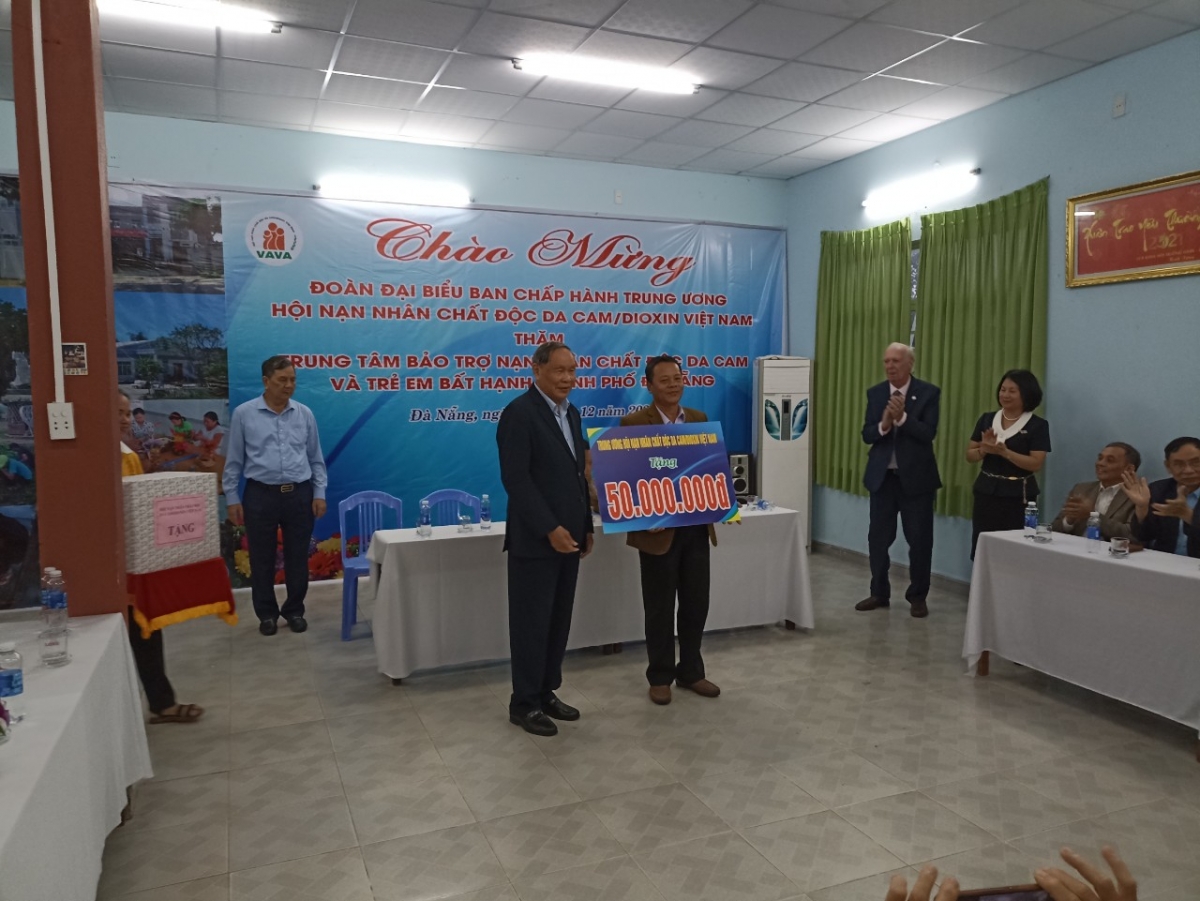 Ban Chấp hành Trung ương Hội thăm và tặng quà Trung tâm Bảo trợ xã hội NNCĐDC và trẻ em bất hạnh tp Đà Nẵng Ban Chấp hành Trung ương Hội thăm và tặng quà Trung tâm Bảo trợ xã hội NNCĐDC và trẻ em bất hạnh tp Đà Nẵng