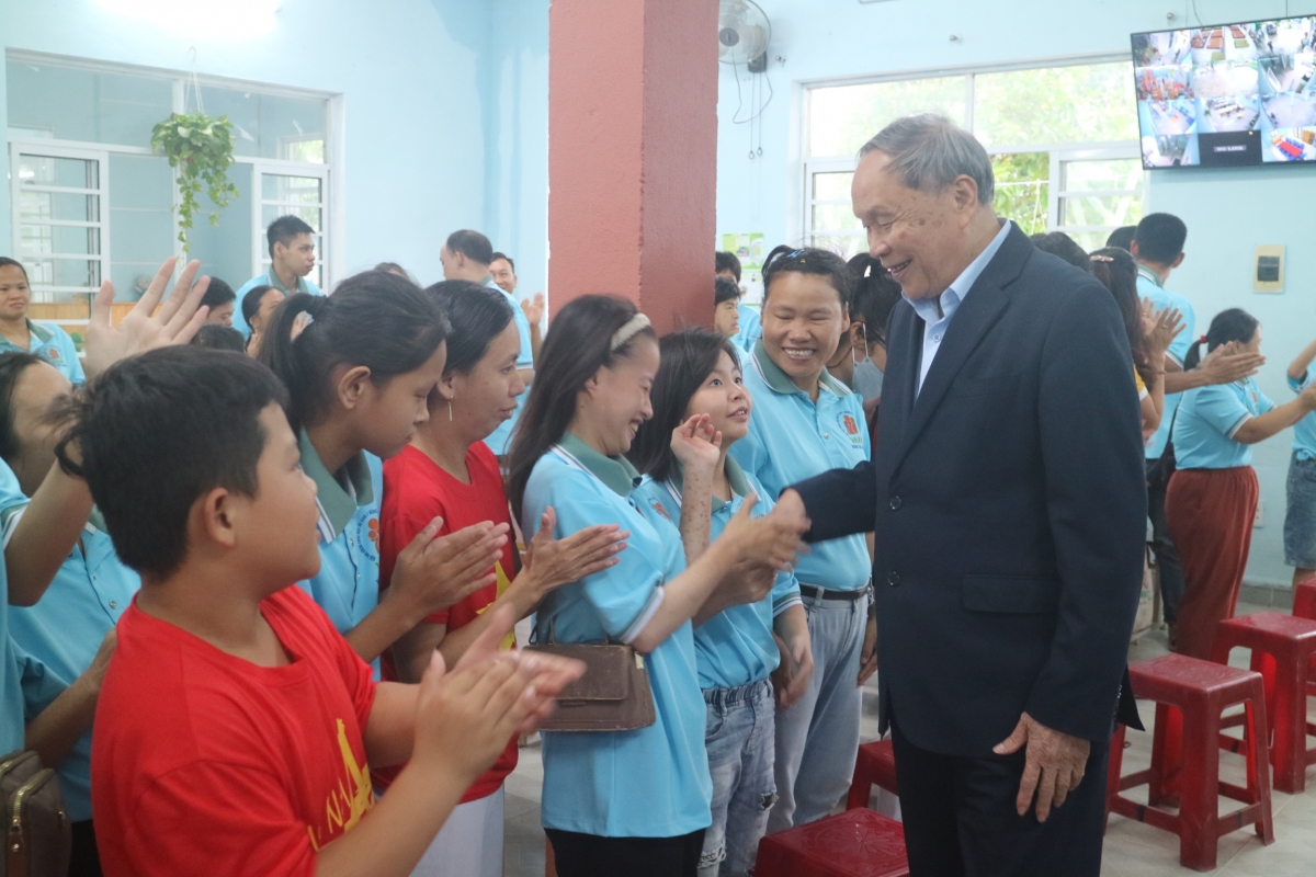 Ban Chấp hành Trung ương Hội thăm và tặng quà Trung tâm Bảo trợ xã hội NNCĐDC và trẻ em bất hạnh tp Đà Nẵng Ban Chấp hành Trung ương Hội thăm và tặng quà Trung tâm Bảo trợ xã hội NNCĐDC và trẻ em bất hạnh tp Đà Nẵng