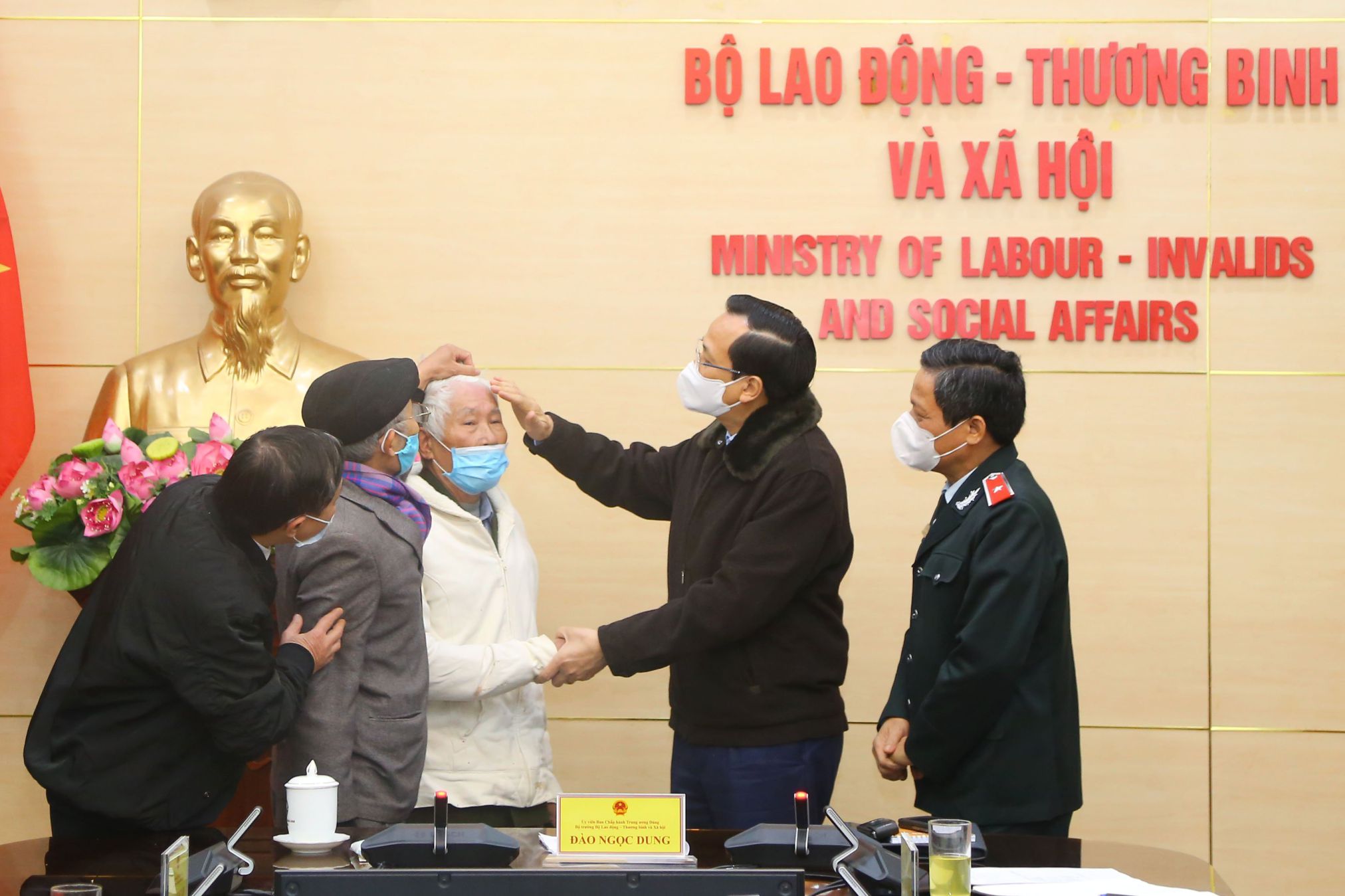 Tiếp người thương binh lỡ chế độ, Bộ trưởng Đào Ngọc Dung giải quyết ngay - 2 Tiếp người thương binh lỡ chế độ, Bộ trưởng Đào Ngọc Dung giải quyết ngay - 2