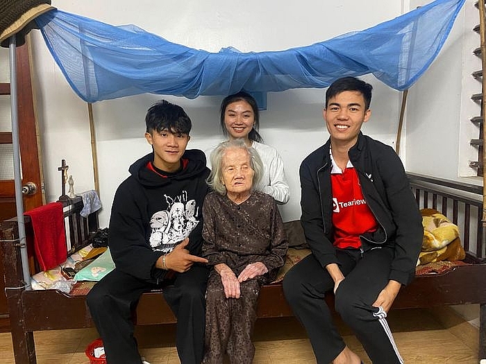 Người mệ xứ Huế hơn 30 năm cưu mang sinh viên nghèo hiếu học