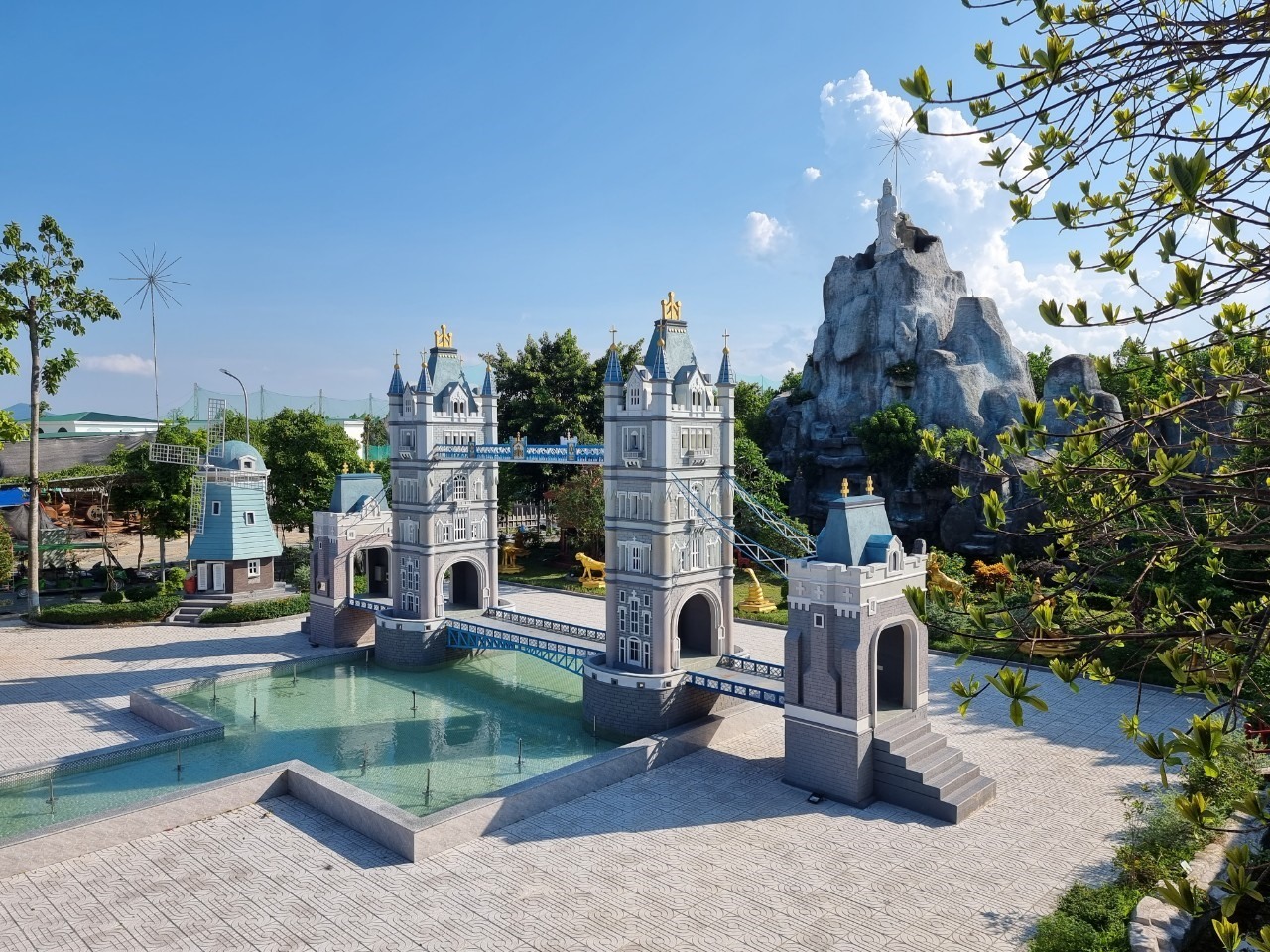 Một số cảnh quan trang trí được xây dựng trong khuôn viên dự án. Ảnh: Hải Đăng