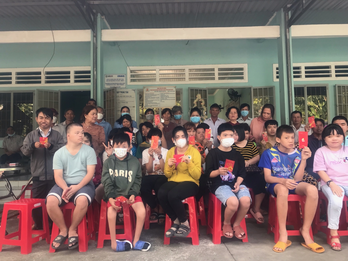 Hội huyện Định Quán tặng quà cho nạn nhân Hội huyện Định Quán tặng quà cho nạn nhân