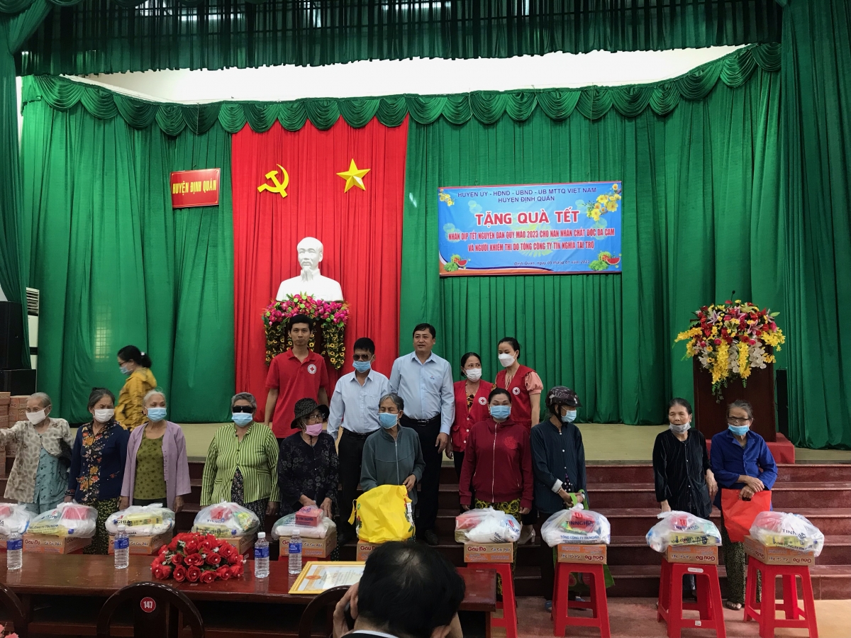 Hội huyện Định Quán tặng quà cho nạn nhân Hội huyện Định Quán tặng quà cho nạn nhân