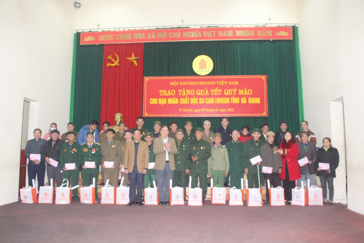 Hà Giang trao tặng nhà “Mái ấm tình người” cho ông Hoàng Chí Thành ở huyện Vị Xuyên Hà Giang trao tặng nhà “Mái ấm tình người” cho ông Hoàng Chí Thành ở huyện Vị Xuyên