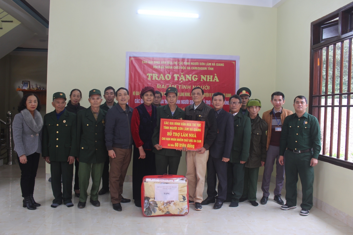 Hà Giang trao tặng nhà “Mái ấm tình người” cho ông Hoàng Chí Thành ở huyện Vị Xuyên Hà Giang trao tặng nhà “Mái ấm tình người” cho ông Hoàng Chí Thành ở huyện Vị Xuyên
