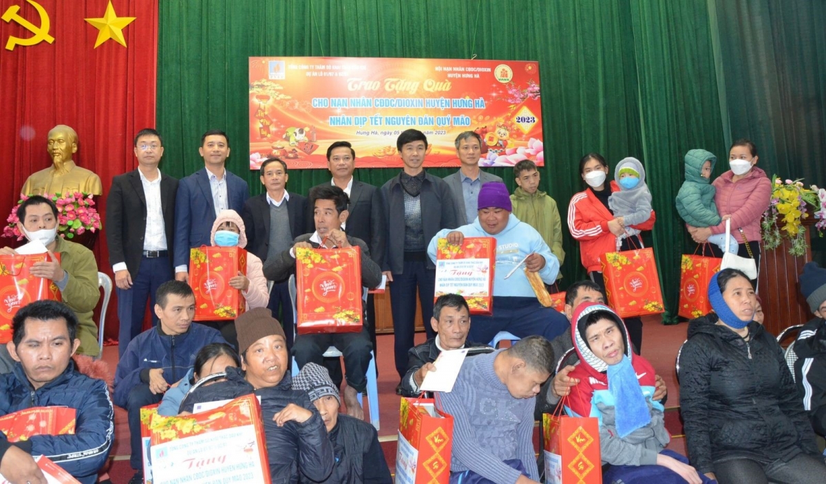 Hội huyện Hưng Hà: tiếp nhận và trao quà tết cho nạn nhân chất độc da cam Hội huyện Hưng Hà: tiếp nhận và trao quà tết cho nạn nhân chất độc da cam