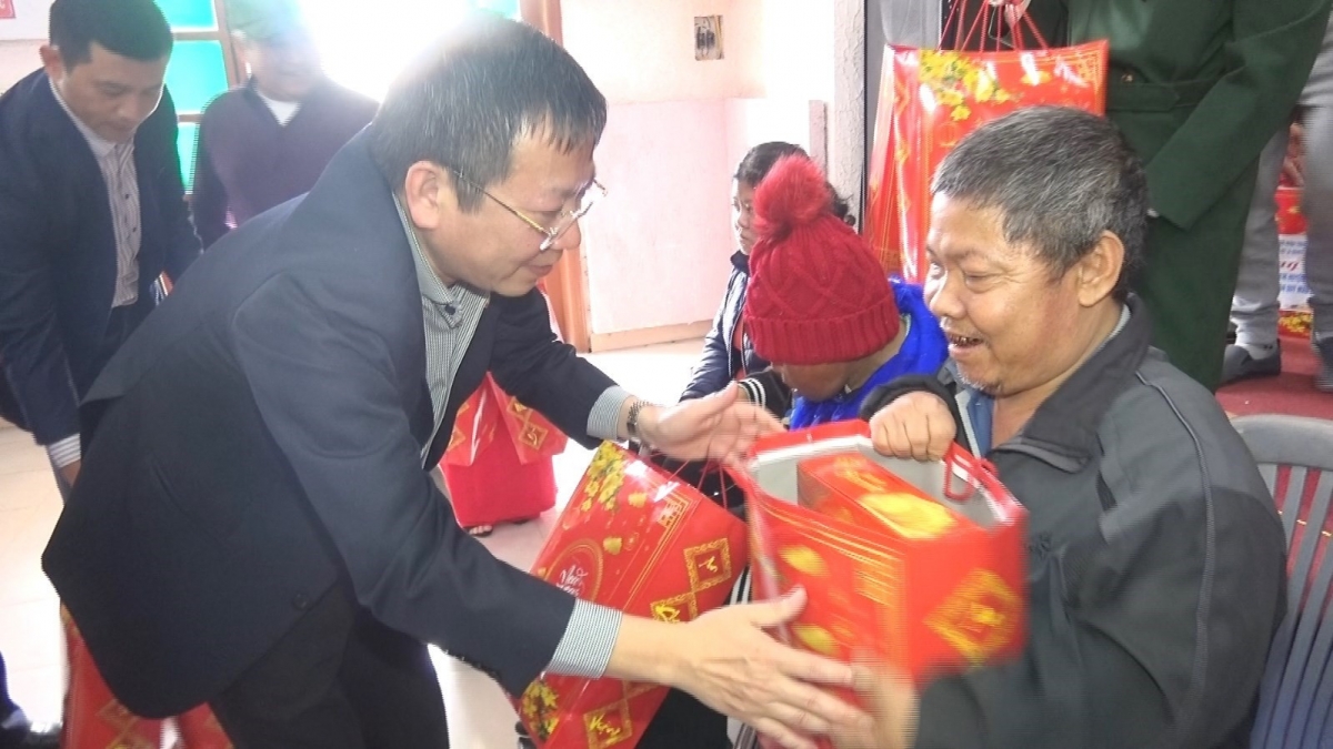 Hội huyện Hưng Hà: tiếp nhận và trao quà tết cho nạn nhân chất độc da cam Hội huyện Hưng Hà: tiếp nhận và trao quà tết cho nạn nhân chất độc da cam