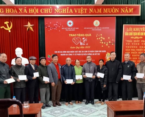 Hội tỉnh Nam Định trao tặng quà Tết Quý Mão năm 2023 cho gia đình nạn nhân chất độc da cam Hội tỉnh Nam Định trao tặng quà Tết Quý Mão năm 2023 cho gia đình nạn nhân chất độc da cam