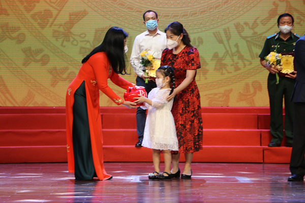 Bé gái 6 tuổi ở Hà Nội mang heo đất tiết kiệm ủng hộ quỹ phòng chống dịch