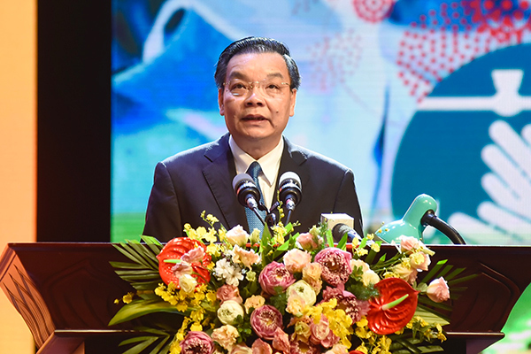 Bé gái 6 tuổi ở Hà Nội mang heo đất tiết kiệm ủng hộ quỹ phòng chống dịch