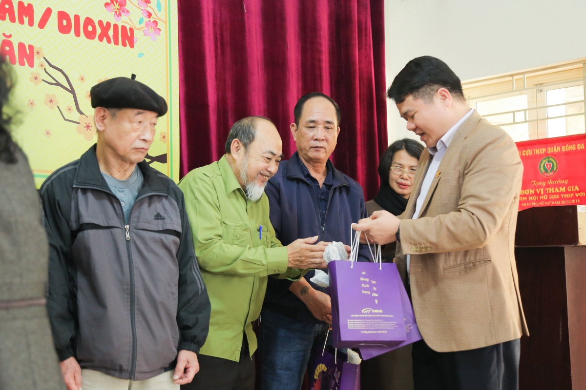 Tạp chí Da cam Việt Nam tặng quà cho nạn nhân chất độc da cam Tạp chí Da cam Việt Nam tặng quà cho nạn nhân chất độc da cam