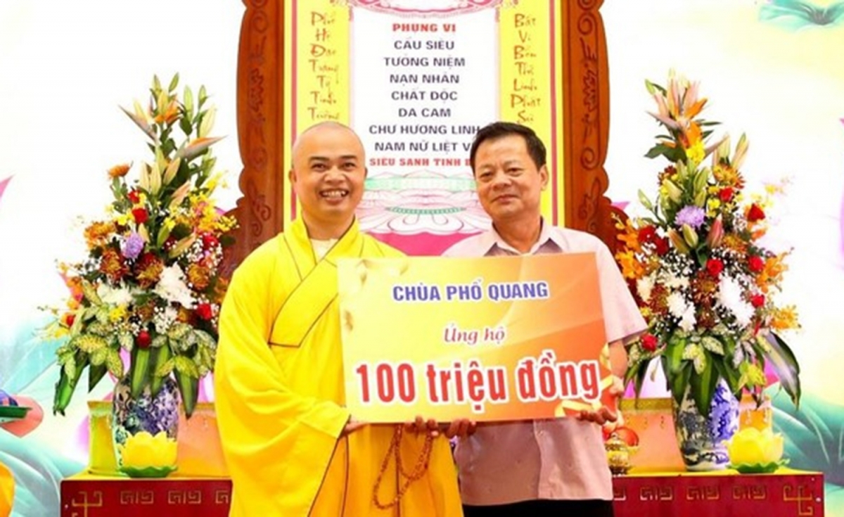 Đại đức Thích Huệ Trí trao bảng tượng trưng  ủng hộ 100 triệu đồng hỗ trợ NNCĐDC Đà Nẵng Đại đức Thích Huệ Trí trao bảng tượng trưng  ủng hộ 100 triệu đồng hỗ trợ NNCĐDC Đà Nẵng