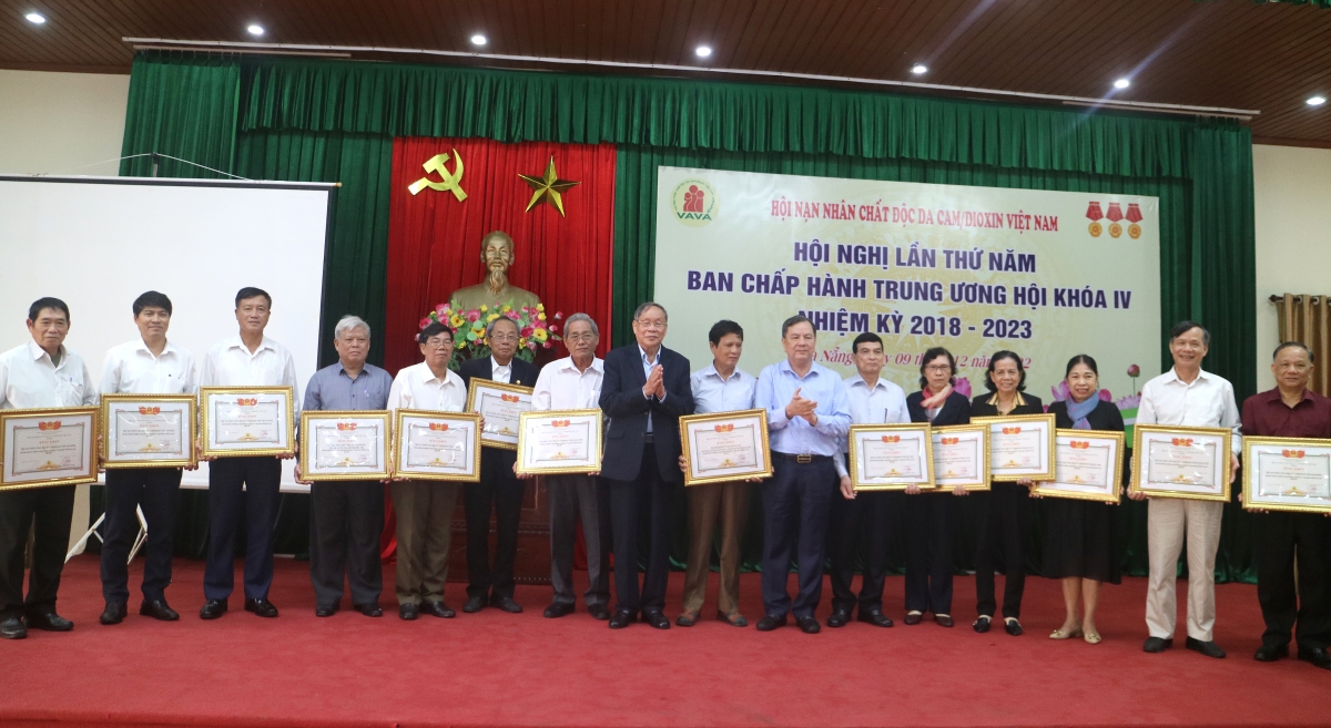 Chủ tịch Nguyễn Văn Rinh và Phó Chủ tịch - Giám đốc Quỹ Nguyễn Văn Khanh  trao Bằng khen cho các Tỉnh hội đạt thành tích cao trong trong Phong trào thi đua năm 2022 Chủ tịch Nguyễn Văn Rinh và Phó Chủ tịch - Giám đốc Quỹ Nguyễn Văn Khanh  trao Bằng khen cho các Tỉnh hội đạt thành tích cao trong trong Phong trào thi đua năm 2022