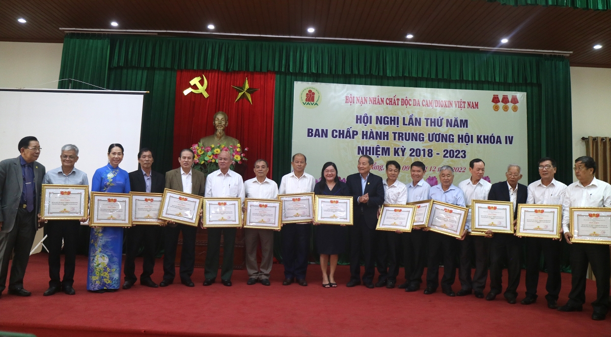 Phó Chủ tịch Đặng Nam Điền và Phó Chủ tịch Trần Ngọc Thổ trao Bằng khen  cho các cá nhân đạt thành tích cao trong Phong trào thi đua năm 2022 Phó Chủ tịch Đặng Nam Điền và Phó Chủ tịch Trần Ngọc Thổ trao Bằng khen  cho các cá nhân đạt thành tích cao trong Phong trào thi đua năm 2022