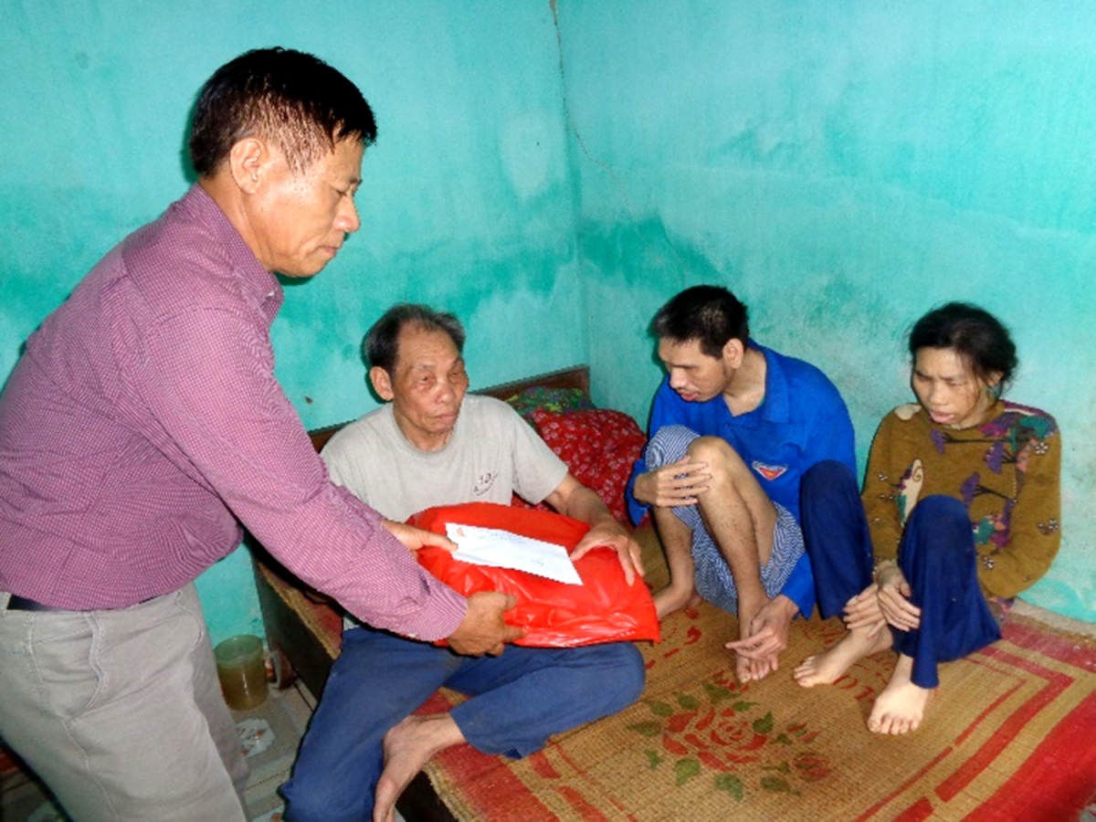 Ông Lê Thế Thanh, Chủ tịch Tỉnh hội tặng quà cho gia đình  nạn nhân Phạm Ngọc Thất,  xã Minh Hoàng, huyện Phù Cừ Ông Lê Thế Thanh, Chủ tịch Tỉnh hội tặng quà cho gia đình  nạn nhân Phạm Ngọc Thất,  xã Minh Hoàng, huyện Phù Cừ