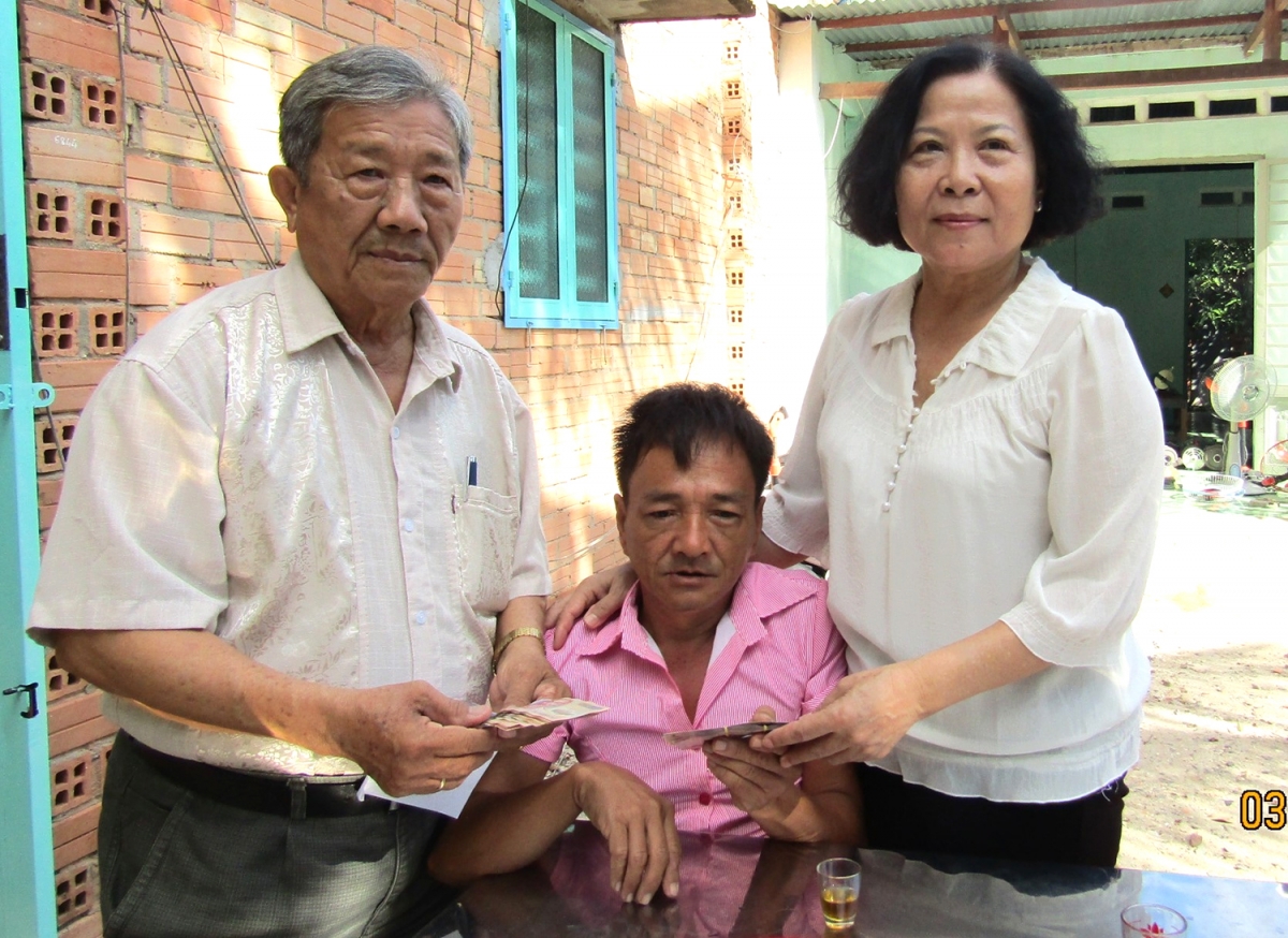 Lãnh đạo Tỉnh hội và Huyện hội hỗ trợ vốn cho anh Trung