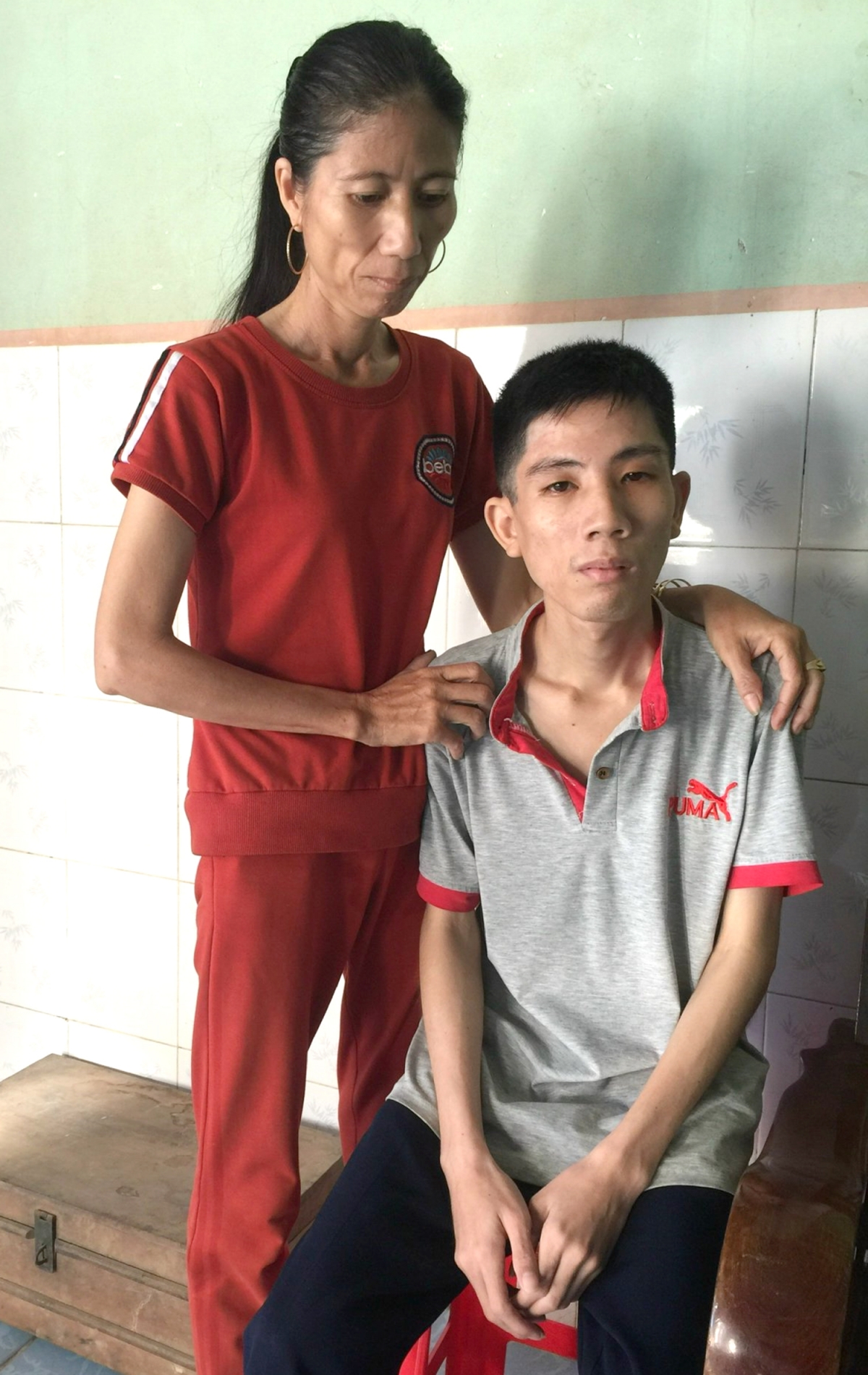 Hai mẹ con chị Phan Thị Ngọc Châu - Lê Minh Đức Hai mẹ con chị Phan Thị Ngọc Châu - Lê Minh Đức