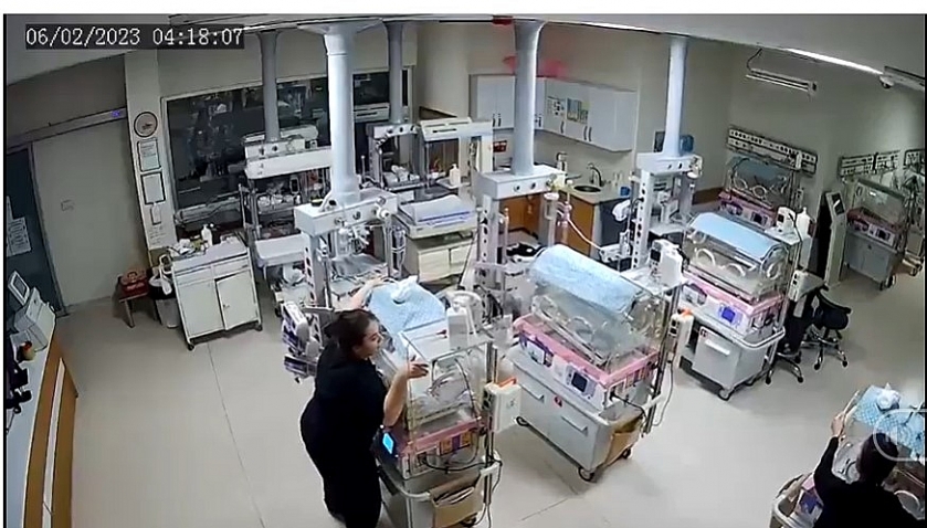 Động đất tại Thổ Nhĩ Kỳ - Syria: Khoảnh khắc y tá liều mình bảo vệ em bé sơ sinh giữa cơn địa chấn 7,8 độ richter khiến nhiều người cảm động