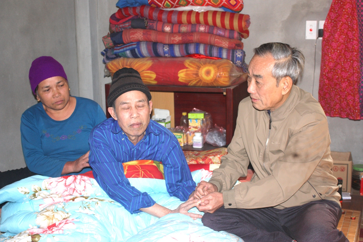 Cán bộ Huyện hội Mai Châu thăm, động viên vợ chồng ông Tưởng Cán bộ Huyện hội Mai Châu thăm, động viên vợ chồng ông Tưởng