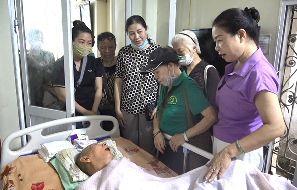 Nhóm hảo tâm của bà Trần Thị Hiền  tặng qùa cho nạn nhân quận Kiến An Nhóm hảo tâm của bà Trần Thị Hiền  tặng qùa cho nạn nhân quận Kiến An