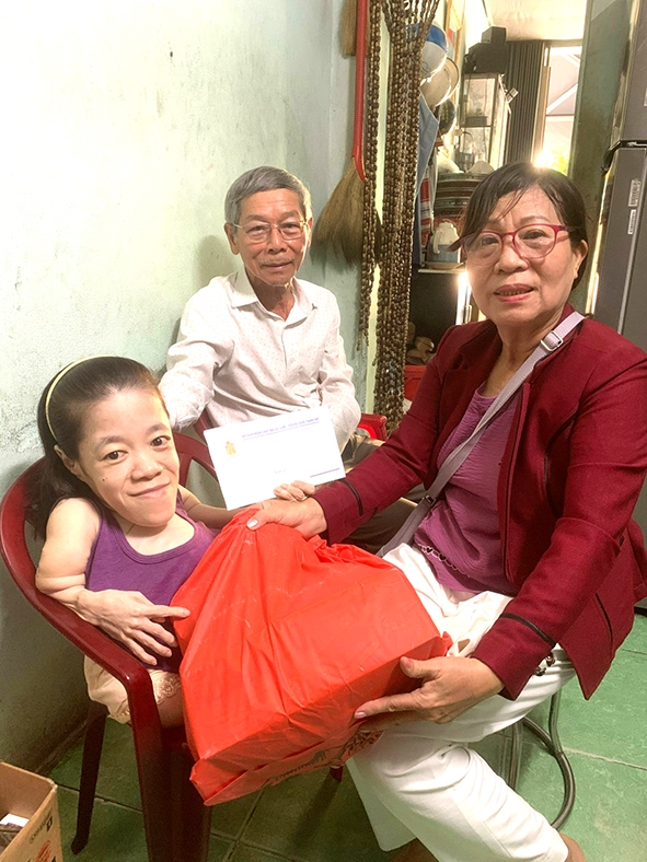 Bà Trần Thị Phú tặng quà cho nạn nhân  Nguyễn Thị Nga, phường Xuân Hà Bà Trần Thị Phú tặng quà cho nạn nhân  Nguyễn Thị Nga, phường Xuân Hà