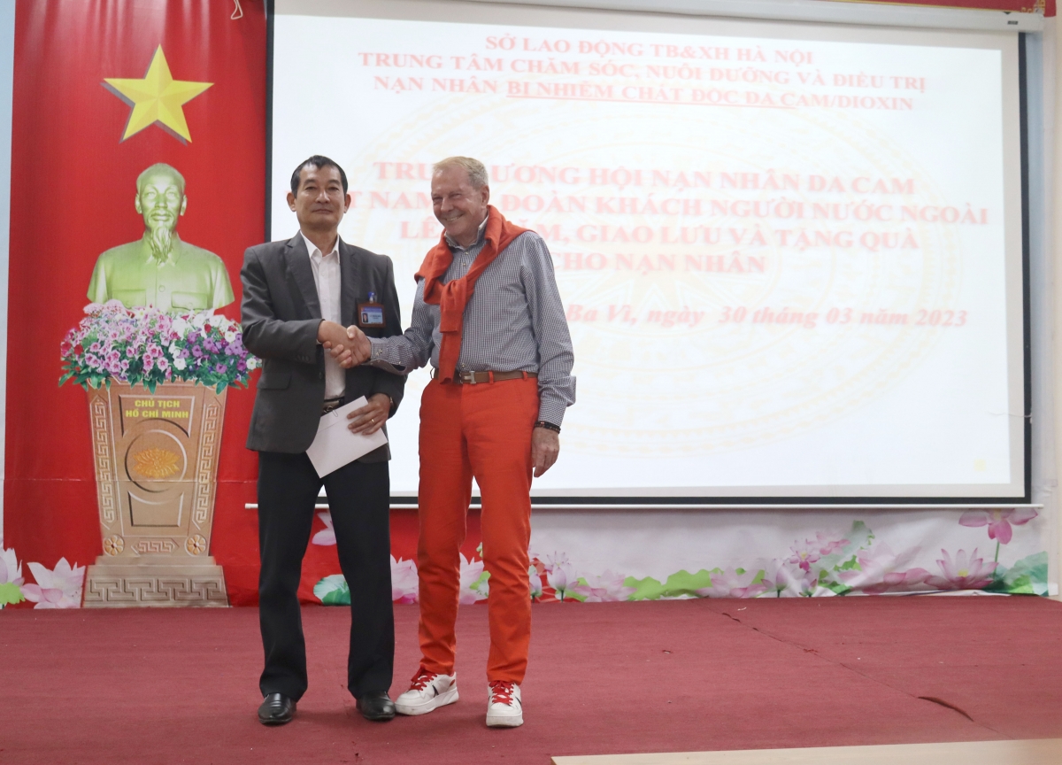 Ngài Đại sứ UNICEF tại Thụy Sỹ thăm Trung tâm chăm sóc,  nuôi dưỡng nạn nhân chất độc da cam của VAVA và thành phố Hà Nội Ngài Đại sứ UNICEF tại Thụy Sỹ thăm Trung tâm chăm sóc,  nuôi dưỡng nạn nhân chất độc da cam của VAVA và thành phố Hà Nội