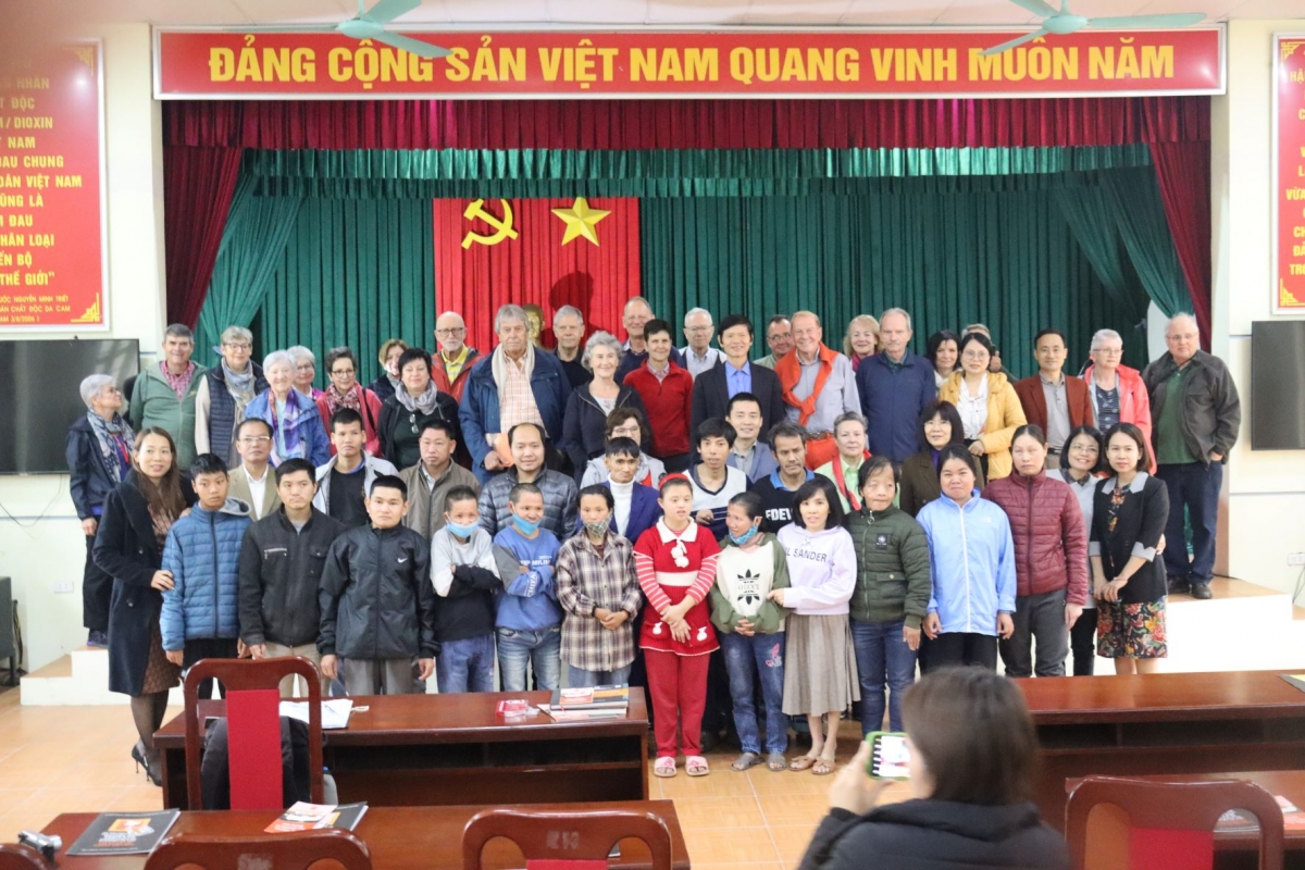 Ngài Đại sứ UNICEF tại Thụy Sỹ thăm Trung tâm chăm sóc,  nuôi dưỡng nạn nhân chất độc da cam của VAVA và thành phố Hà Nội Ngài Đại sứ UNICEF tại Thụy Sỹ thăm Trung tâm chăm sóc,  nuôi dưỡng nạn nhân chất độc da cam của VAVA và thành phố Hà Nội