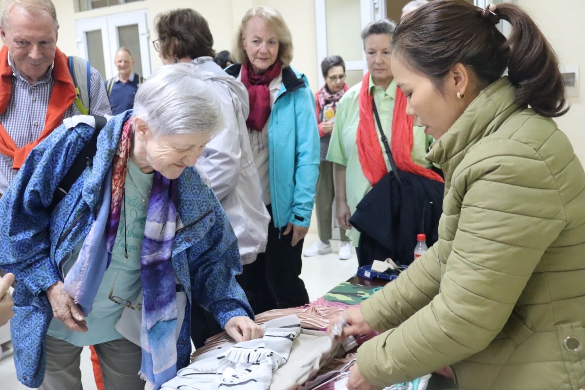 Ngài Đại sứ UNICEF tại Thụy Sỹ thăm Trung tâm chăm sóc,  nuôi dưỡng nạn nhân chất độc da cam của VAVA và thành phố Hà Nội Ngài Đại sứ UNICEF tại Thụy Sỹ thăm Trung tâm chăm sóc,  nuôi dưỡng nạn nhân chất độc da cam của VAVA và thành phố Hà Nội