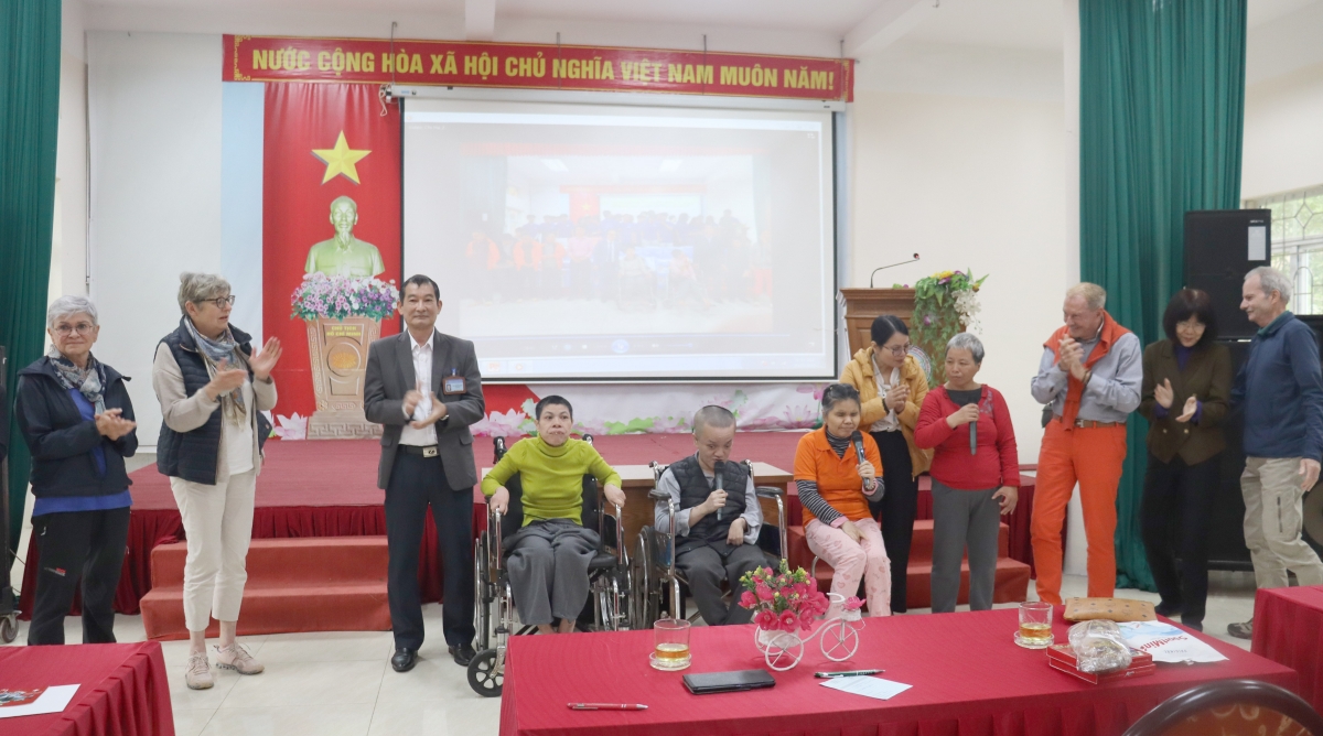 Ngài Đại sứ UNICEF tại Thụy Sỹ thăm Trung tâm chăm sóc,  nuôi dưỡng nạn nhân chất độc da cam của VAVA và thành phố Hà Nội Ngài Đại sứ UNICEF tại Thụy Sỹ thăm Trung tâm chăm sóc,  nuôi dưỡng nạn nhân chất độc da cam của VAVA và thành phố Hà Nội