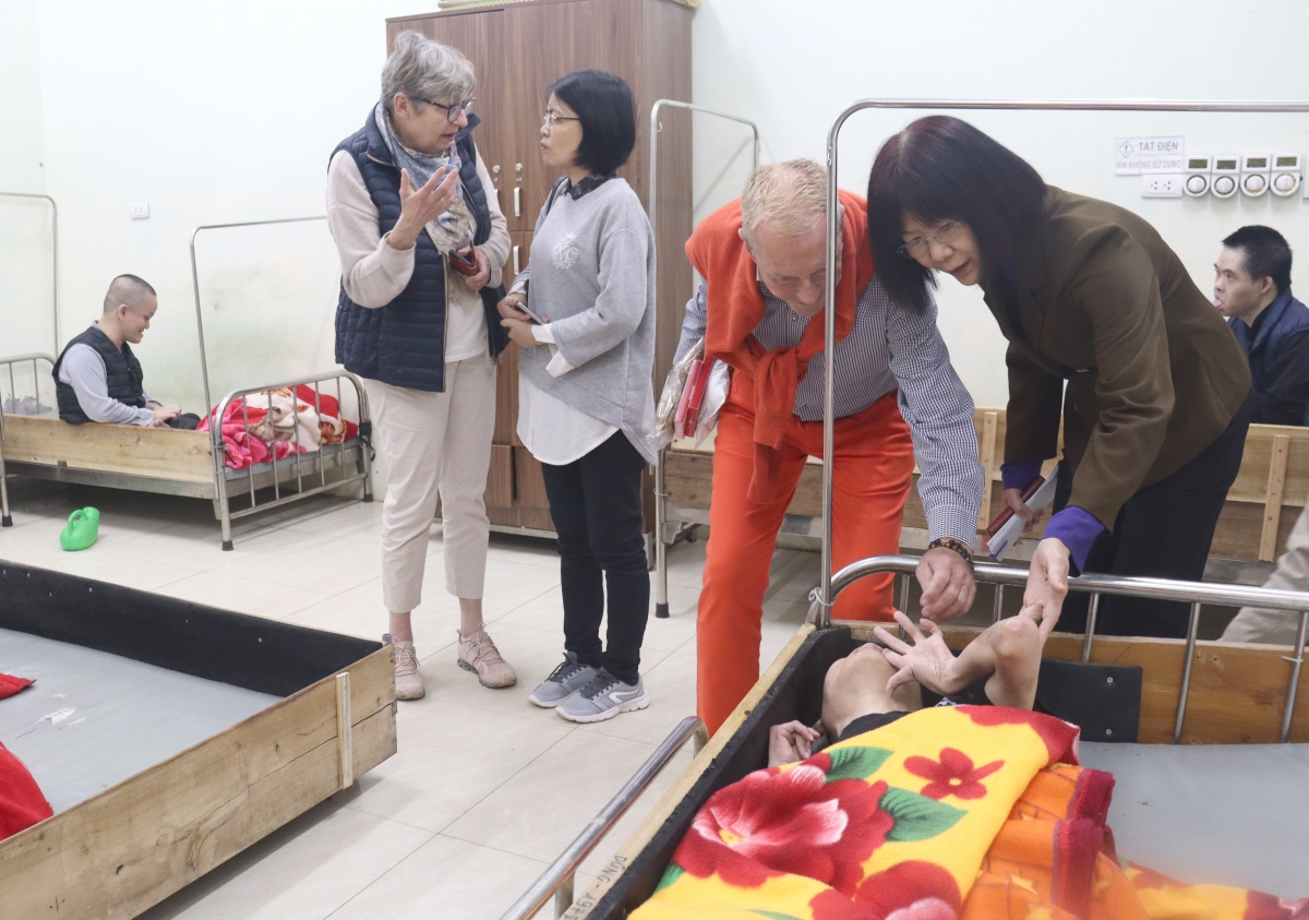 Ngài Đại sứ UNICEF tại Thụy Sỹ thăm Trung tâm chăm sóc,  nuôi dưỡng nạn nhân chất độc da cam của VAVA và thành phố Hà Nội Ngài Đại sứ UNICEF tại Thụy Sỹ thăm Trung tâm chăm sóc,  nuôi dưỡng nạn nhân chất độc da cam của VAVA và thành phố Hà Nội