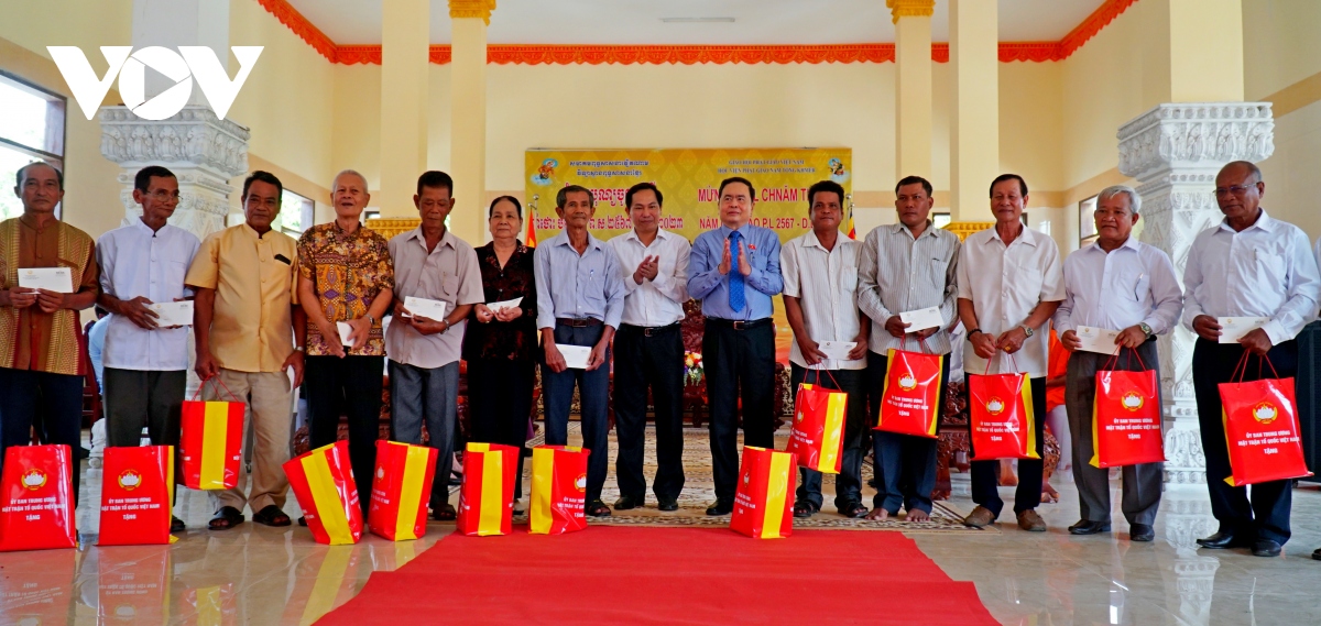 Ông trần thanh mẫn thăm, tặng quà nhân dịp tết chôl chnăm thmây của đồng bào khmer hình ảnh 4 Ong tran thanh man tham, tang qua nhan dip tet chol chnam thmay cua dong bao khmer hinh anh 4