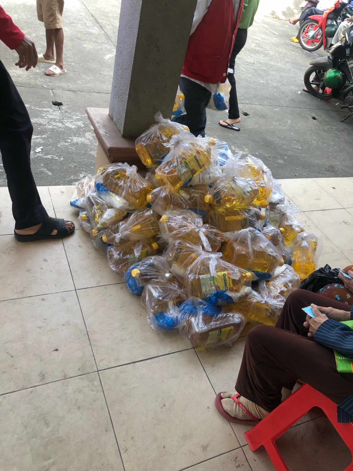 Định Quán: Phối hợp với các nhà hảo tâm tặng quà cho nạn nhân chất độc da cam Định Quán: Phối hợp với các nhà hảo tâm tặng quà cho nạn nhân chất độc da cam