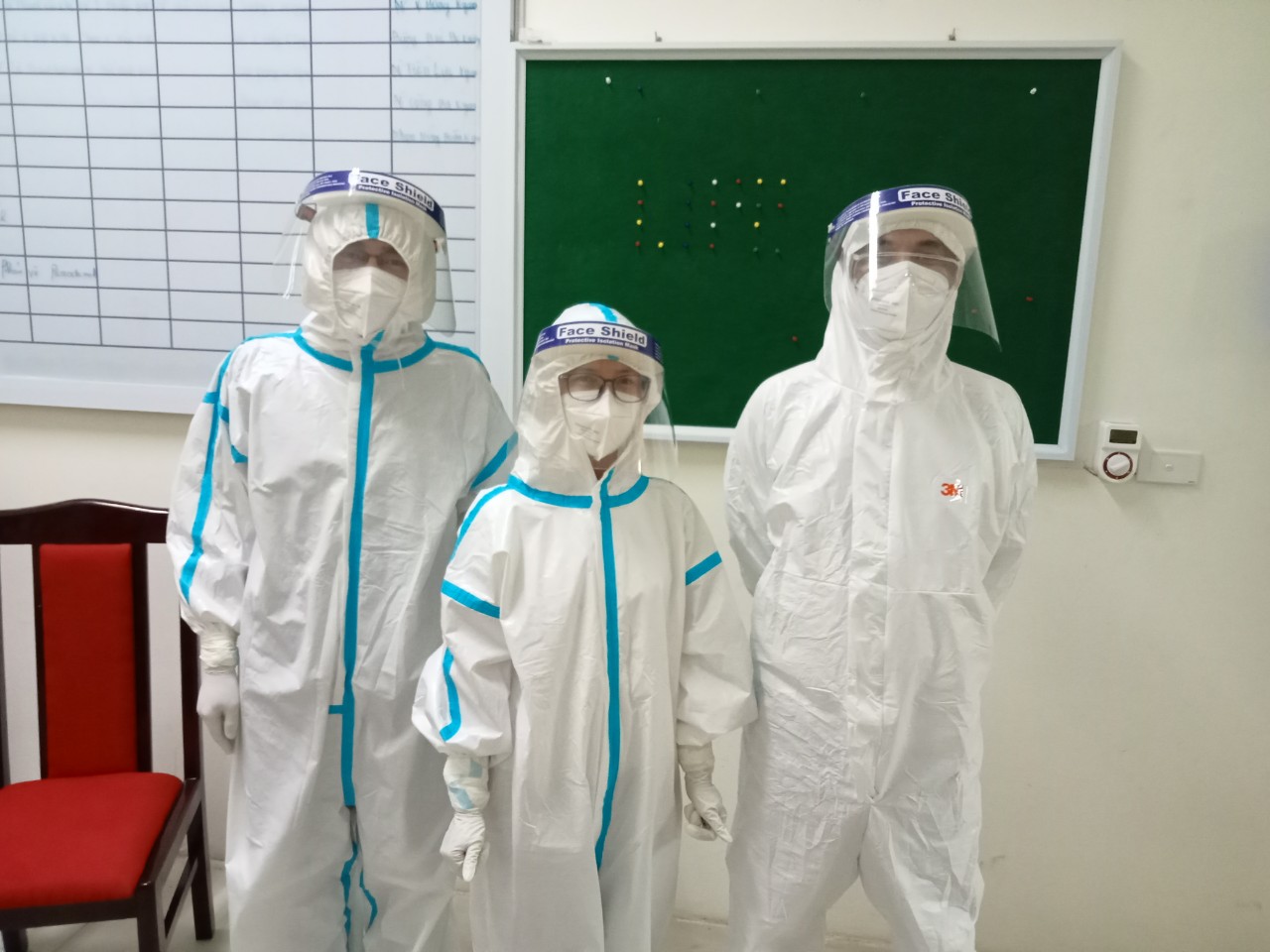 Thư ngày 1-6 của bé gái gửi mẹ bác sĩ, bố bộ đội trên tuyến đầu chống dịch