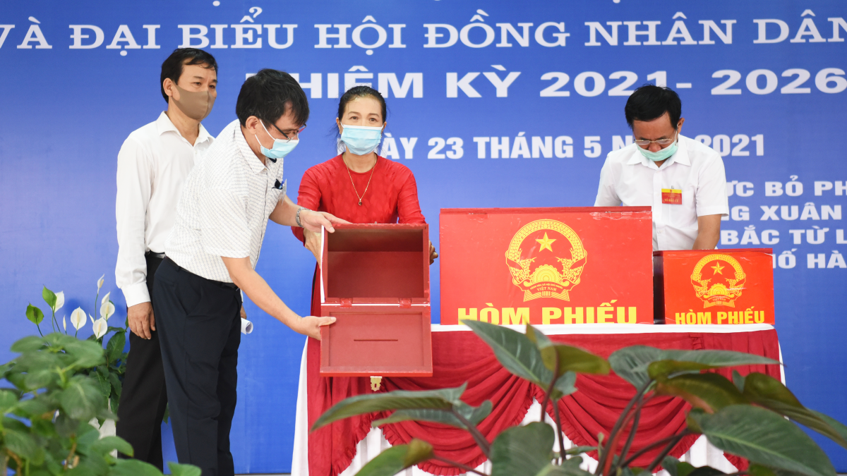 Tổ bầu cử tiến hành kiểm tra hòm phiếu tại một đơn vị bầu cử tại Hà Nội. Ảnh: Thi Uyên