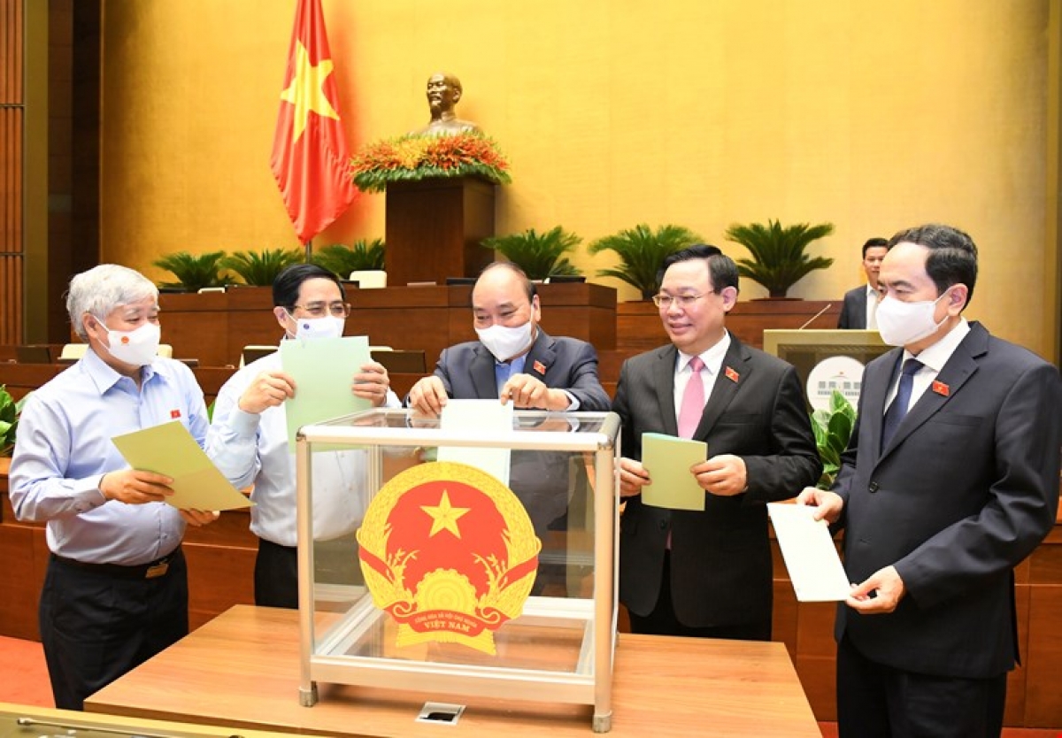 Các đại biểu Quốc hội bỏ phiếu kiện toàn nhân sự tại Kỳ họp thứ nhất.
