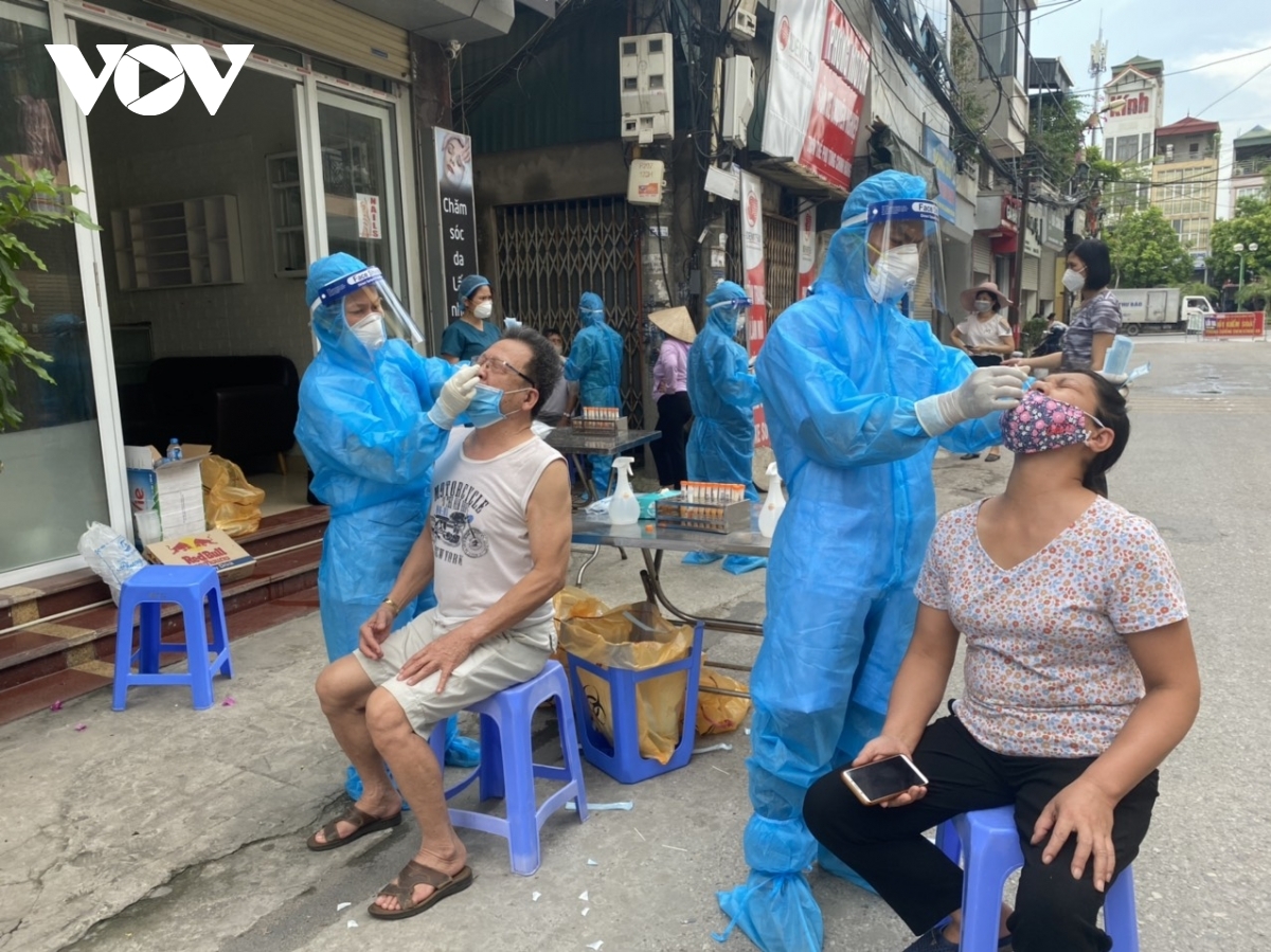 Các bác sỹ lấy mẫu xét nghiệm ở quận Long Biên, Hà Nội. Ảnh Thy Hạt