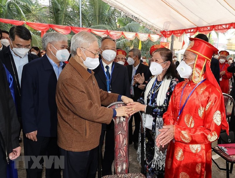 Tổng Bí thư Nguyễn Phú Trọng thăm hỏi nhân dân trên địa bàn thôn 5, xã Yên Sở, huyện Hoài Đức.