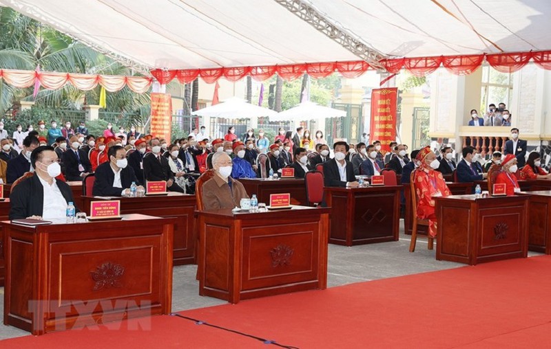 Tổng Bí thư Nguyễn Phú Trọng và các đại biểu đến dự Ngày hội Đại đoàn kết toàn dân tộc tại thôn 5, xã Yên Sở, huyện Hoài Đức, TP Hà Nội.