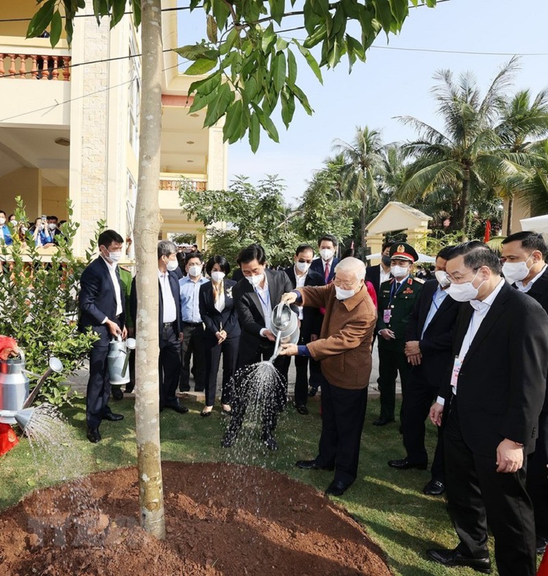 Tổng Bí thư Nguyễn Phú Trọng trồng cây lưu niệm tại thôn 5, xã Yên Sở, huyện Hoài Đức