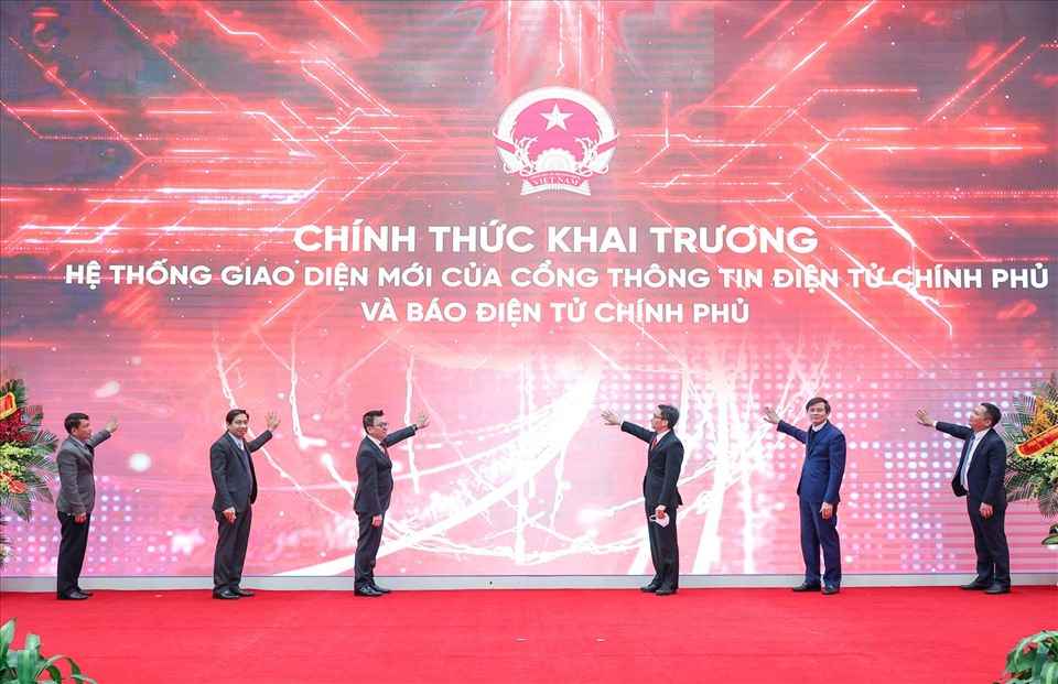 Phó Thủ tướng Chính phủ Vũ Đức Đam cùng lãnh đạo các cơ quan, đơn vị nhấn nút khai trương hệ thống giao diện mới của Cổng Thông tin điện tử Chính phủ và Báo điện tử Chính phủ. Ảnh: T.Vương