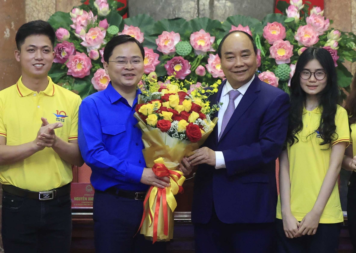 Chủ tịch nước Nguyễn Xuân Phúc tặng bó hoa tươi thắm chúc mừng các đoàn viên, thanh niên khắp mọi miền đất nước nhân dịp 26/3