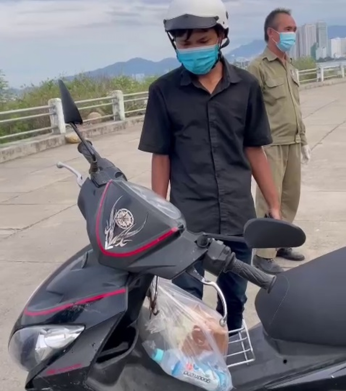 Nam thanh niên đi mua bánh mì và nước đã bị chặn lại.