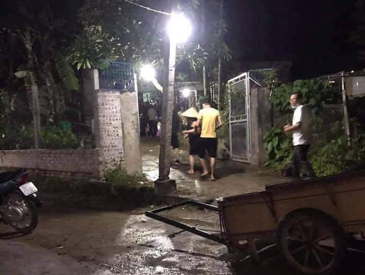 Phú Thọ: Đeo tai nghe sạc điện thoại, cháu bé 7 tuổi bị điện giật tử vong - Ảnh 1.