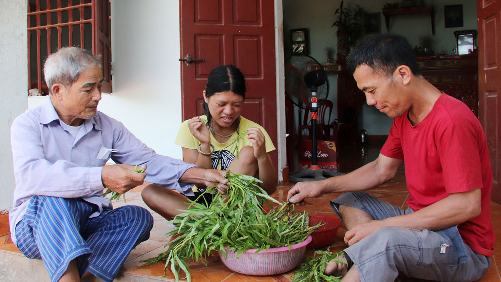Ông Vi Hồng Công và con cháu chuẩn bị bữa cơm trưa.