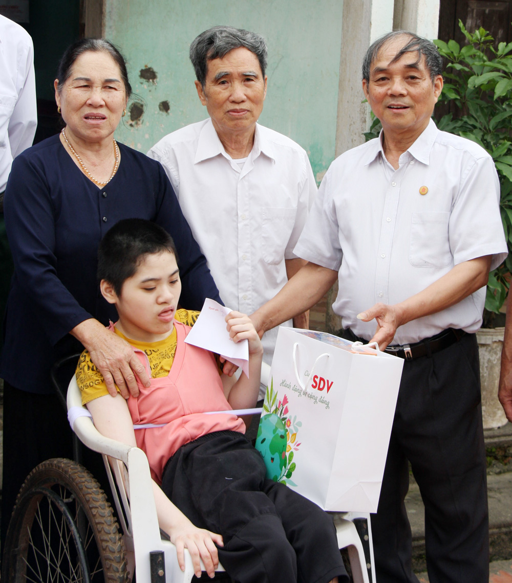 Ông Thân Văn Nhau, Chủ tịch Hội Nạn nhân chất độc da cam/dioxin tỉnh tặng quà cháu Nguyễn Thị Yến Nhi.