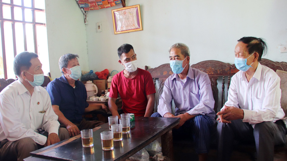 Hội Nạn nhân chất độc da cam/dioxin huyện Lạng Giang và xã Hương Lạc thăm gia đình ông Vi Hồng Công.