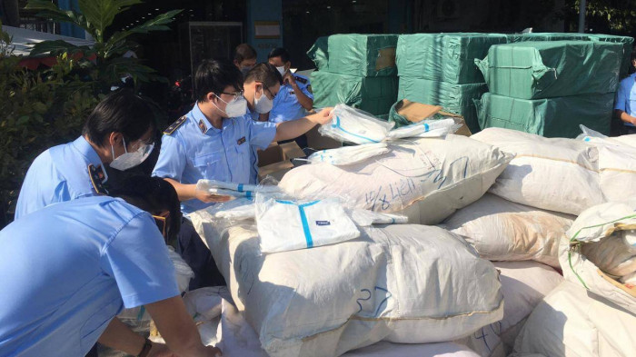 hơn 300.000 đồ bảo hộ, khẩu trang ghi chữ trung quốc trên xe tải ở tp.hcm