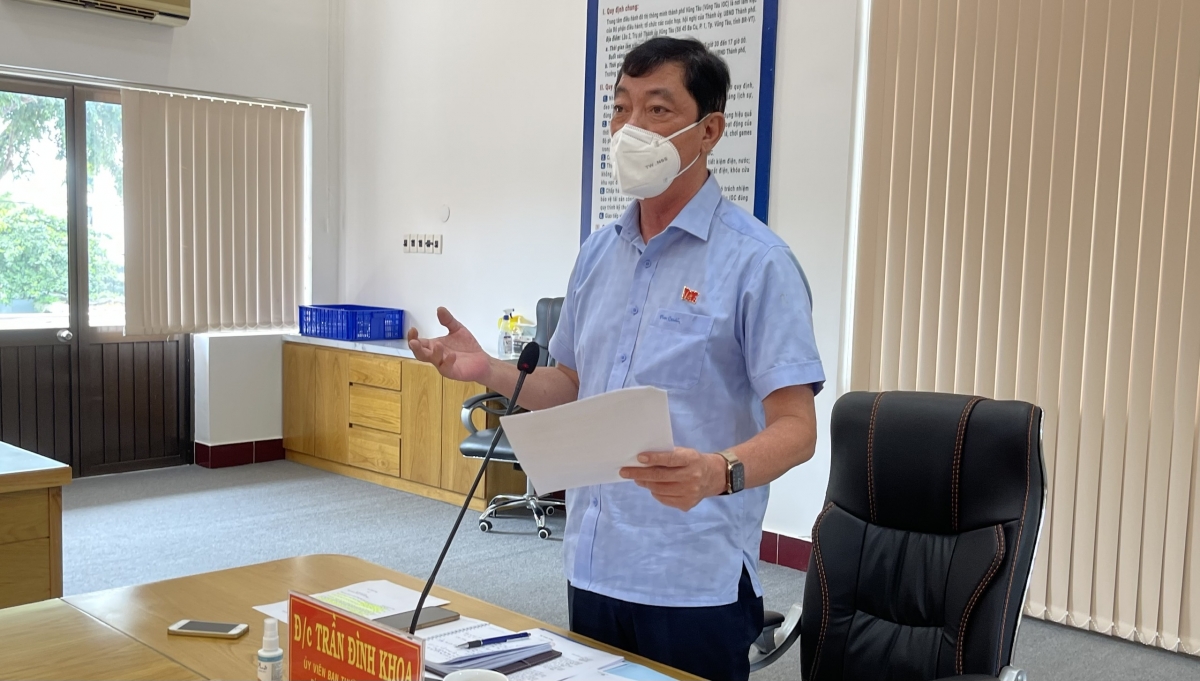Bí thư TP Vũng Tàu Trần Đình Khoa cung cấp thông tin cho báo chí