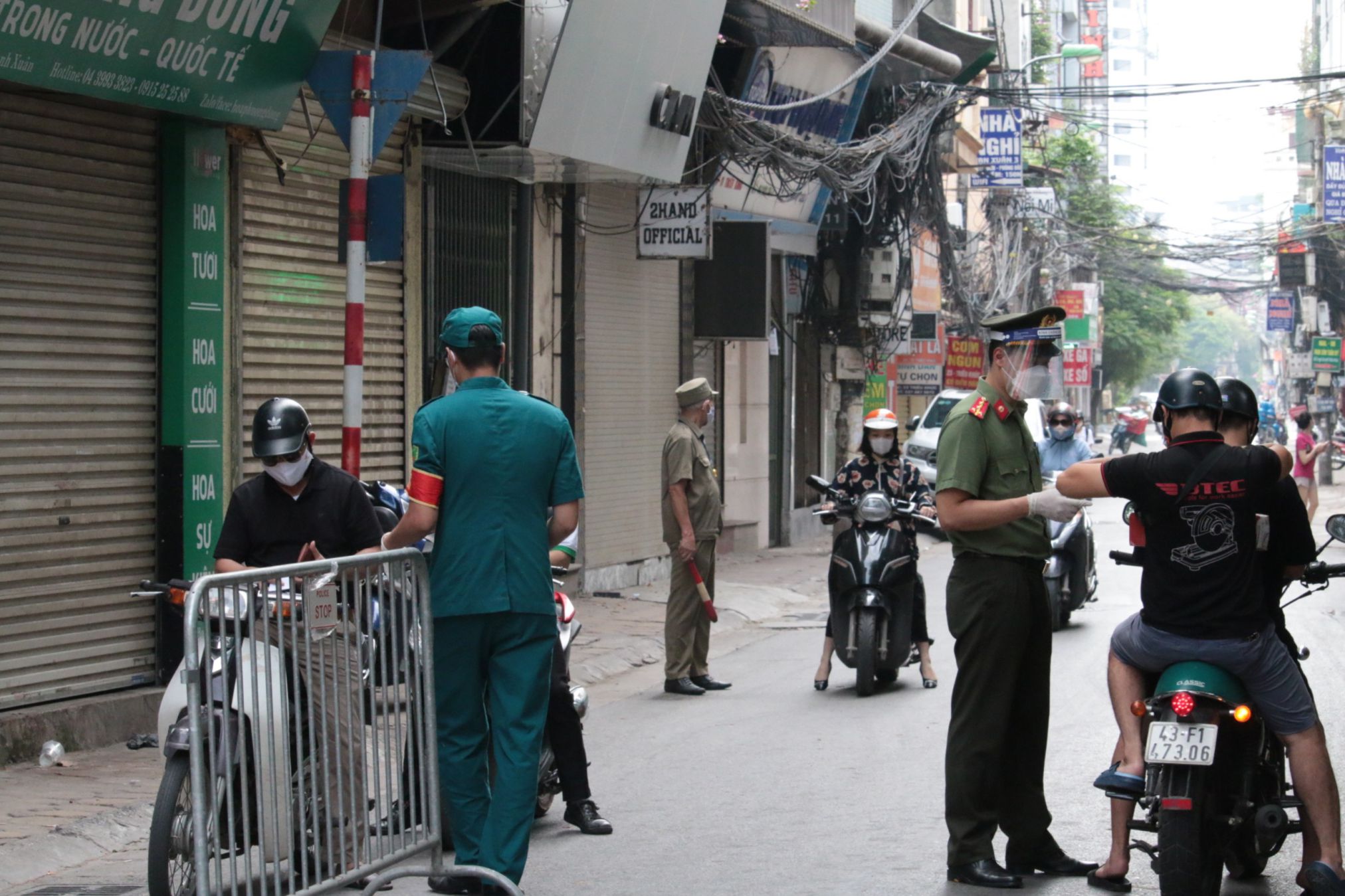 Lực lượng chức năng kiểm tra người dân theo Chỉ thị 17 của thành phố