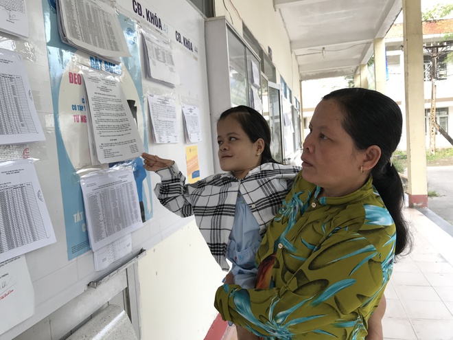 Người mẹ nghèo miền Tây 13 năm bồng con gái nhiễm chất độc da cam đến trường - ảnh 1